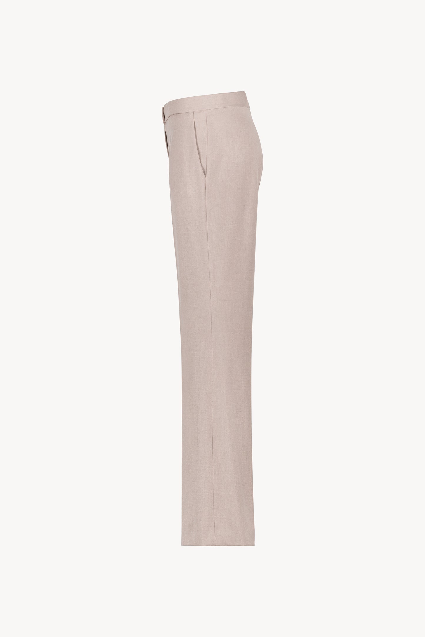 Ce pantalon taupe moyen droit, avec ses plis avant 