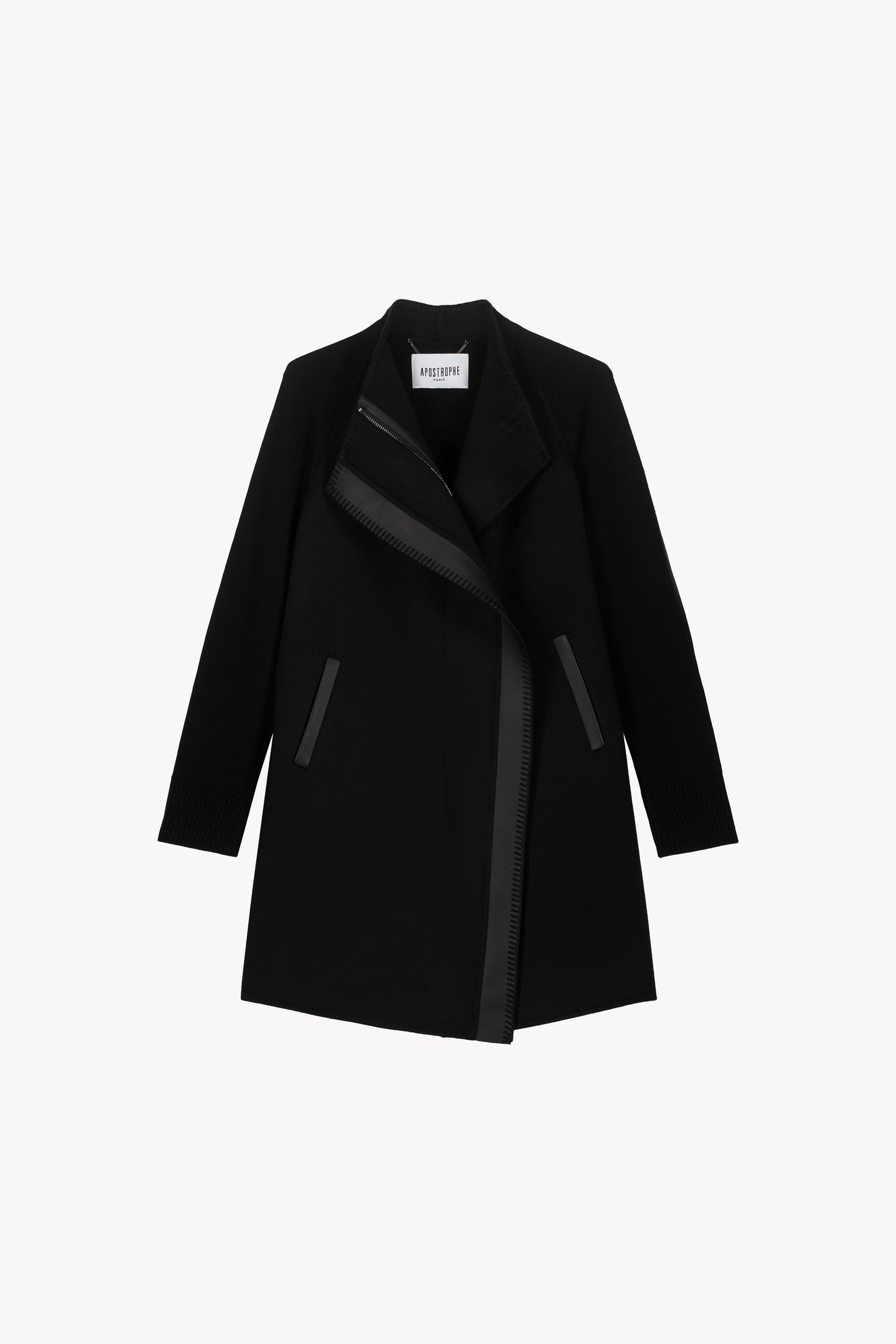 Ce manteau mi-long Medley en bi-matière, combinant la souplesse de la maille et le luxe du cuir brodé.