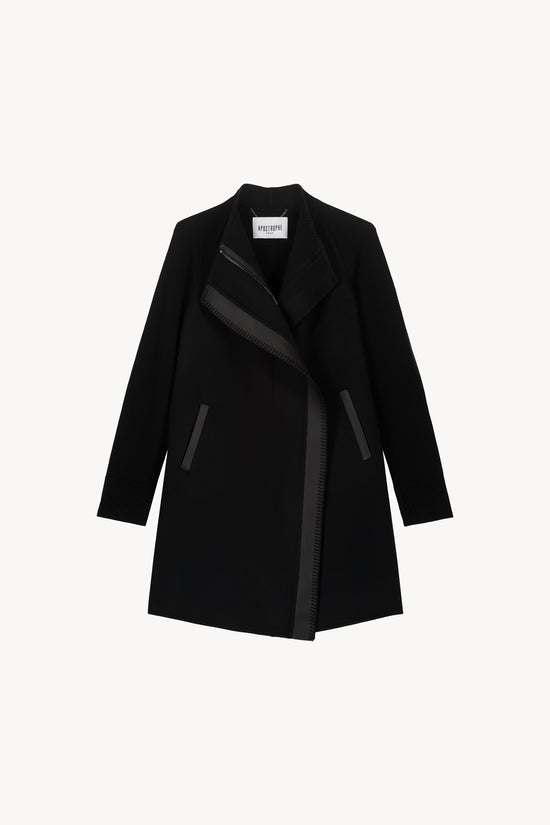 Ce manteau mi-long Medley en bi-matière, combinant la souplesse de la maille et le luxe du cuir brodé.