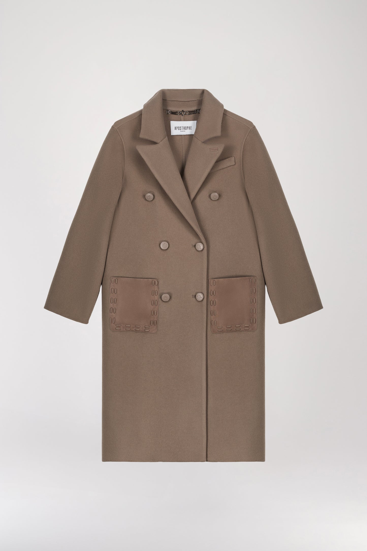 Manteau long brodé en laine et cachemire taupe moyen, orné d'un col tailleur exagéré, d'épaules légèrement tombantes, de poches passepoilées, d'une longueur sous le genou, et d'un boutonnage croisé.