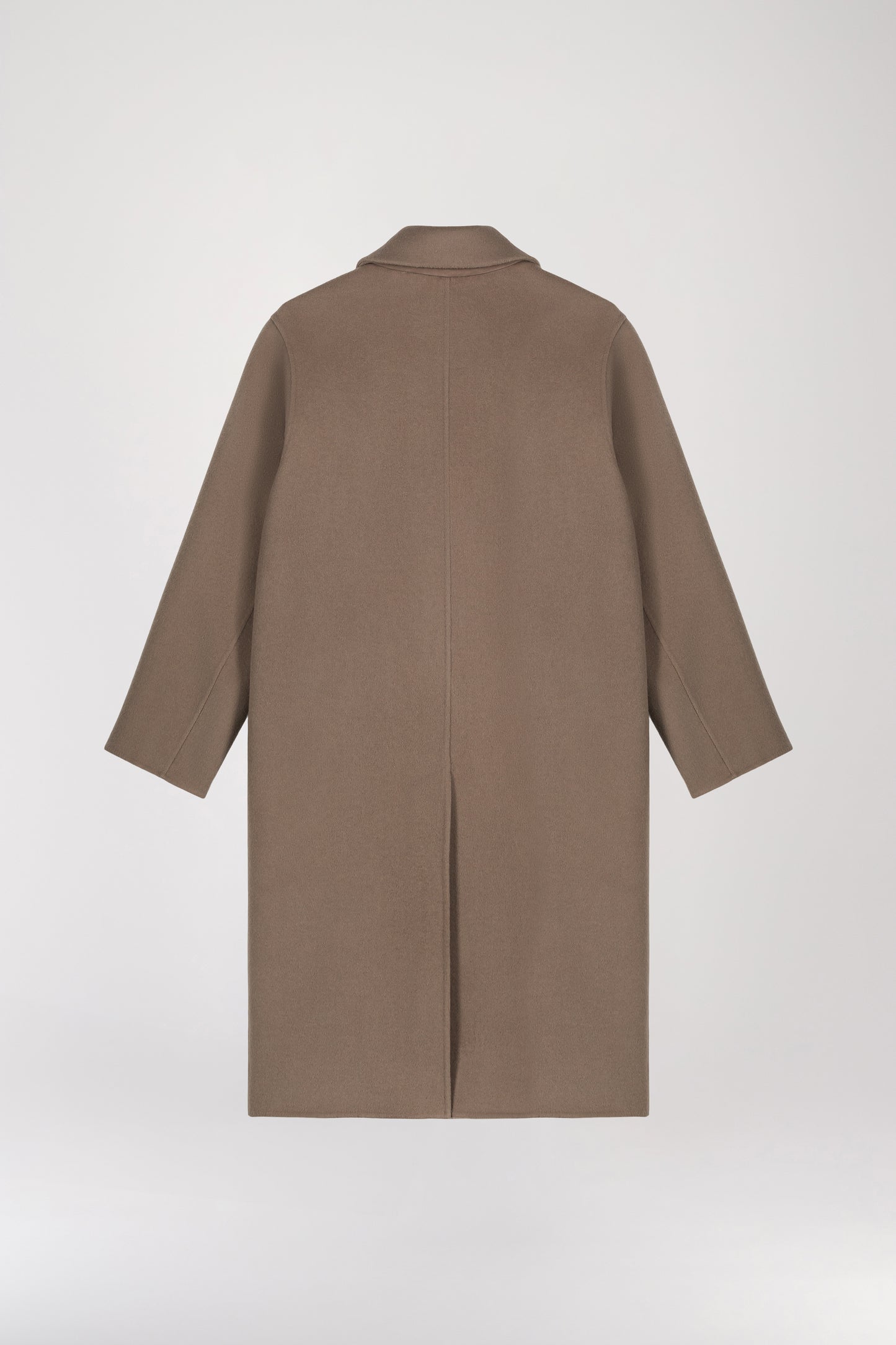 Manteau long brodé en laine et cachemire taupe moyen, orné d'un col tailleur exagéré, d'épaules légèrement tombantes, de poches passepoilées, d'une longueur sous le genou, et d'un boutonnage croisé.