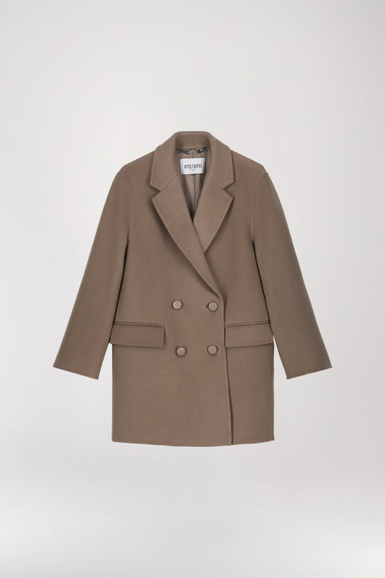 Manteau mi-long taupe moyen orné d'une coupe droite, un grand col tailleur, un boutonnage croisé et des poches à rabat.