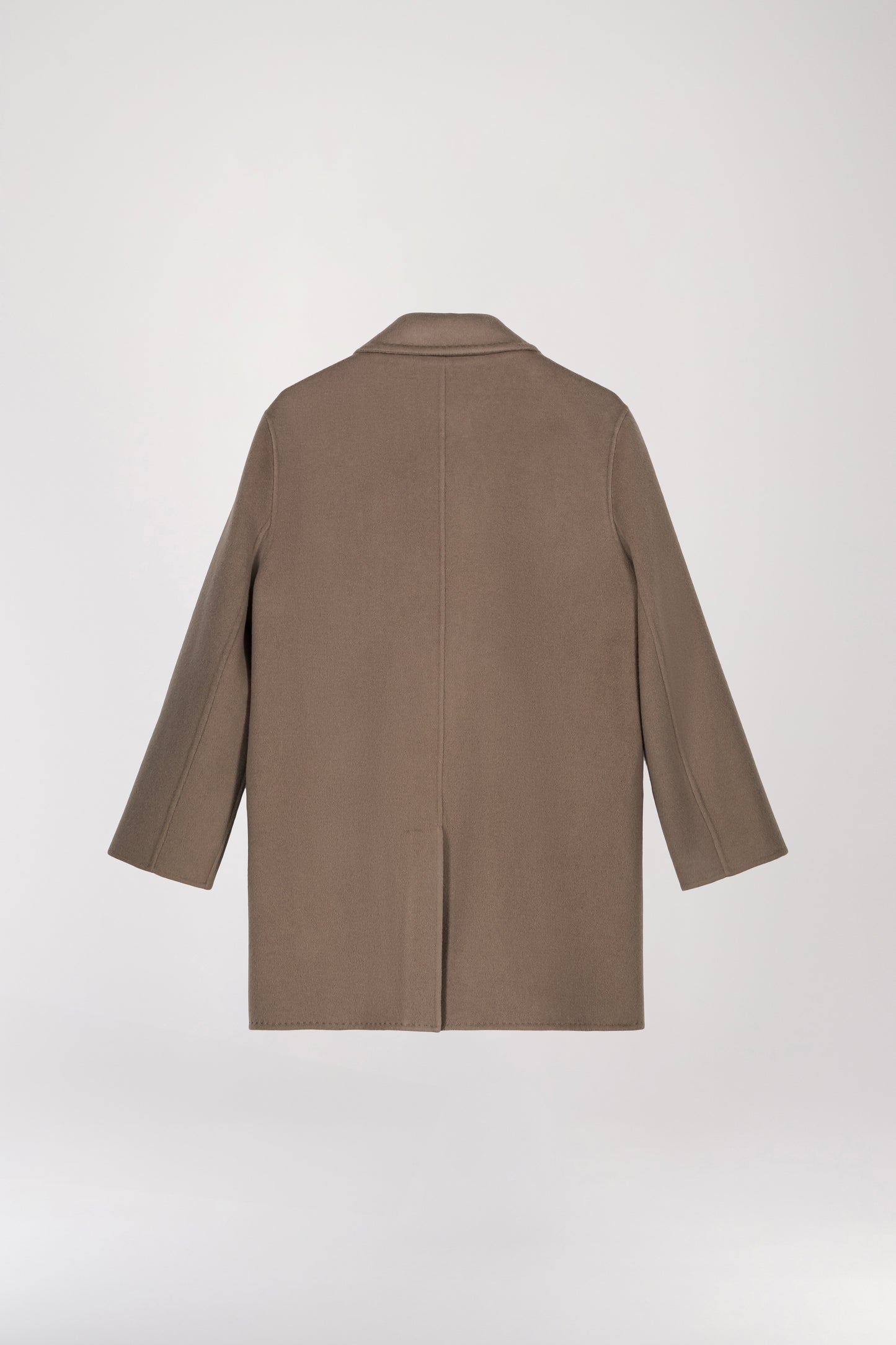 Manteau mi-long taupe moyen orné d'une coupe droite, un grand col tailleur, un boutonnage croisé et des poches à rabat.