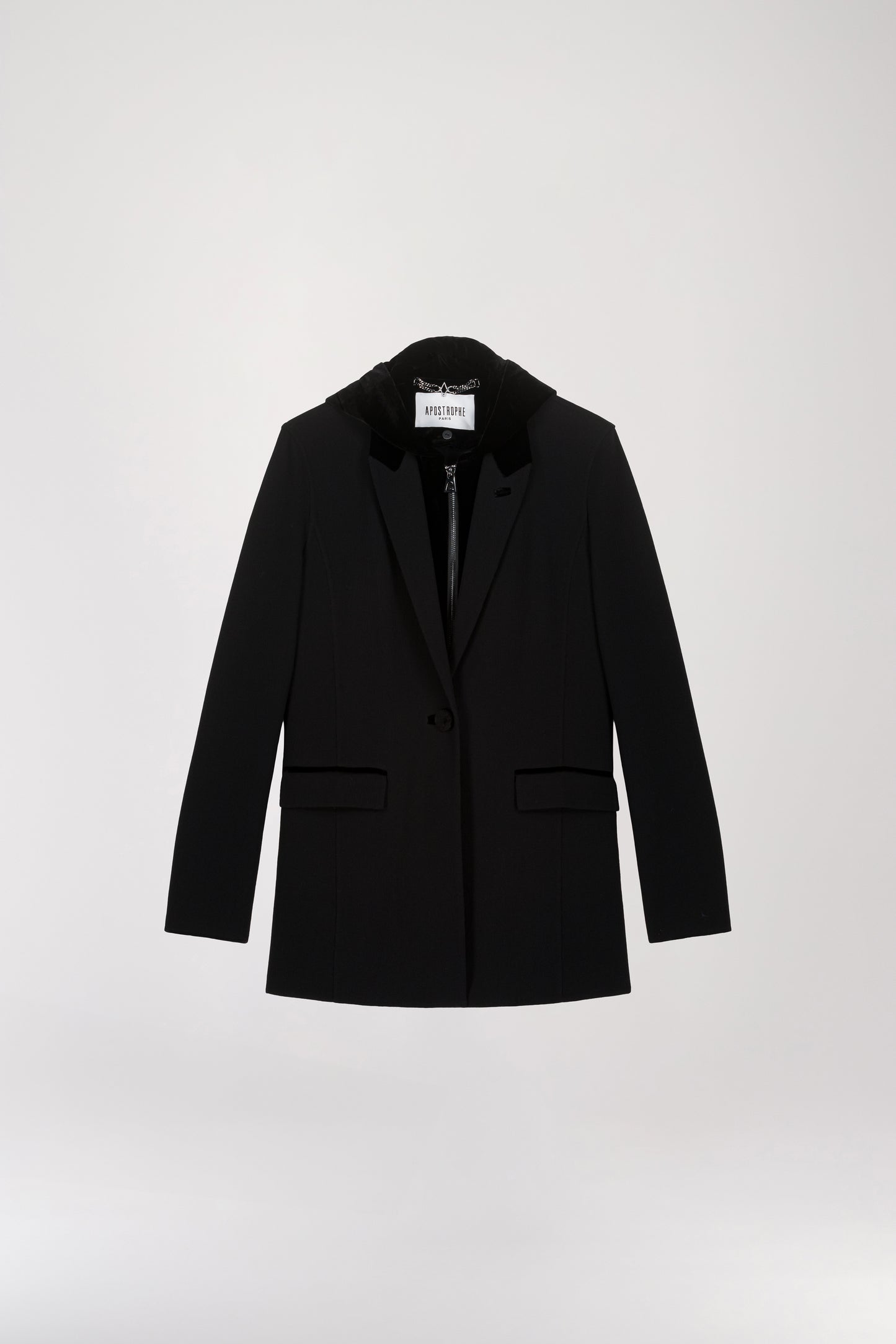 Blazer trompe-l'œil noir présentant un style classique avec une capuche intégrée amovible, un col tailleur en velours, des poches plaquées et des détails en velours.