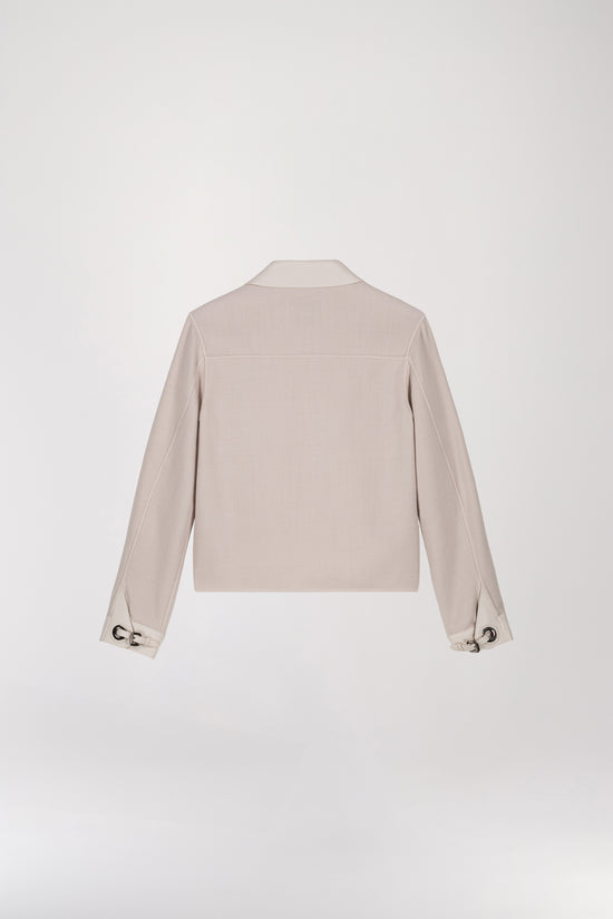 Veste chemise beton ornée de détails en cuir est la pièce idéale pour adopter un look à la fois élégant et décontracté. Dotée d'un col chemise en cuir, d'une patte de boutonnage apparente, et d'un effet bi-matière, elle se distingue par ses boutons au logo Apostrophe, ses poches italiennes avant et ses manches en cuir.