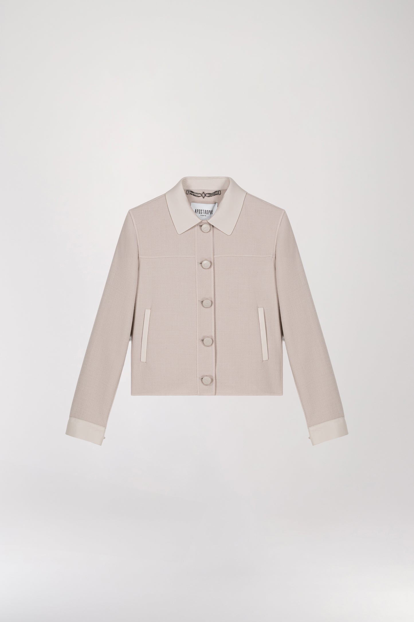 Veste chemise beton ornée de détails en cuir est la pièce idéale pour adopter un look à la fois élégant et décontracté. Dotée d'un col chemise en cuir, d'une patte de boutonnage apparente, et d'un effet bi-matière, elle se distingue par ses boutons au logo Apostrophe, ses poches italiennes avant et ses manches en cuir.