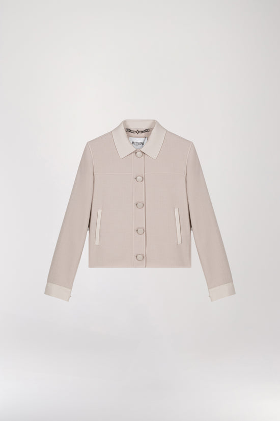 Veste chemise beton ornée de détails en cuir est la pièce idéale pour adopter un look à la fois élégant et décontracté. Dotée d'un col chemise en cuir, d'une patte de boutonnage apparente, et d'un effet bi-matière, elle se distingue par ses boutons au logo Apostrophe, ses poches italiennes avant et ses manches en cuir.