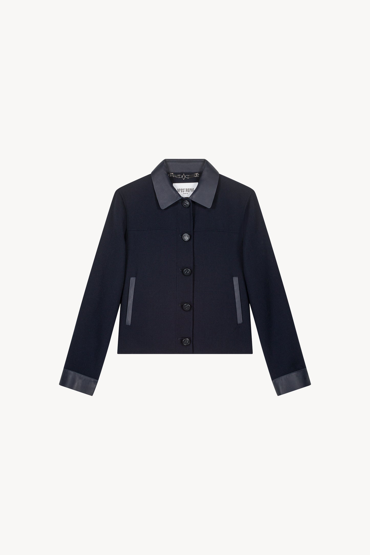 Veste chemise ornée de détails en cuir est la pièce idéale pour adopter un look à la fois élégant et décontracté. Dotée d'un col chemise en cuir, d'une patte de boutonnage apparente, et d'un effet bi-matière, elle se distingue par ses boutons au logo Apostrophe, ses poches italiennes avant et ses manches en cuir.