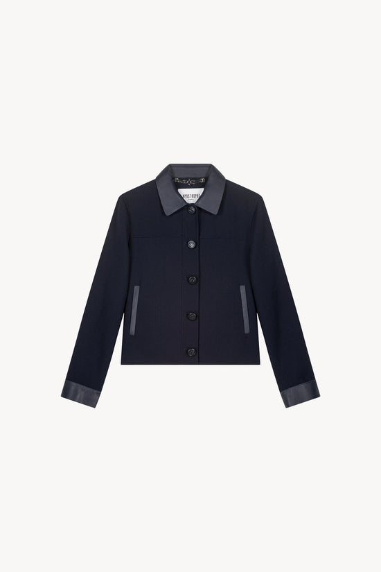 Veste chemise ornée de détails en cuir est la pièce idéale pour adopter un look à la fois élégant et décontracté. Dotée d'un col chemise en cuir, d'une patte de boutonnage apparente, et d'un effet bi-matière, elle se distingue par ses boutons au logo Apostrophe, ses poches italiennes avant et ses manches en cuir.