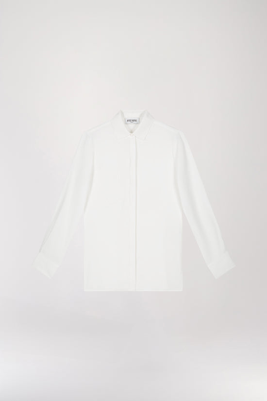 Chemise fluide à poche brodée blanc cassé, présentant une coupe classique, une poche plaquée à la poitrine et des fentes latérales.