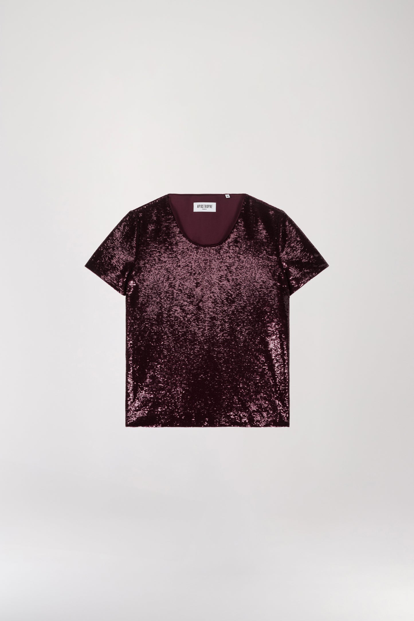 T-shirt à sequins grenat présentant un col rond et des manches courtes, il est orné de rangées de sequins grenats d'une brillance merveilleuse. Son tissu doublé procure confort et qualité.