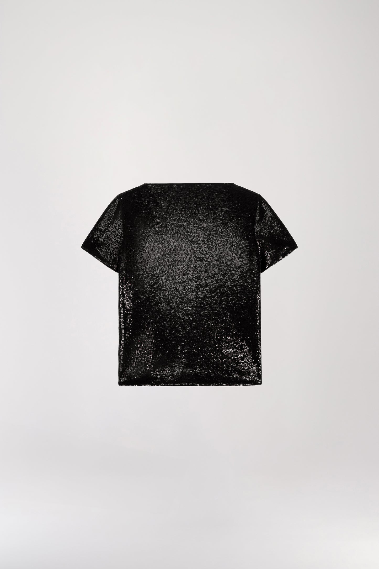 T-shirt à sequins noir présentant un col rond et des manches courtes, il est orné de rangées de sequins noirs d'une brillance merveilleuse. Son tissu doublé ajoute une touche de confort et de qualité.