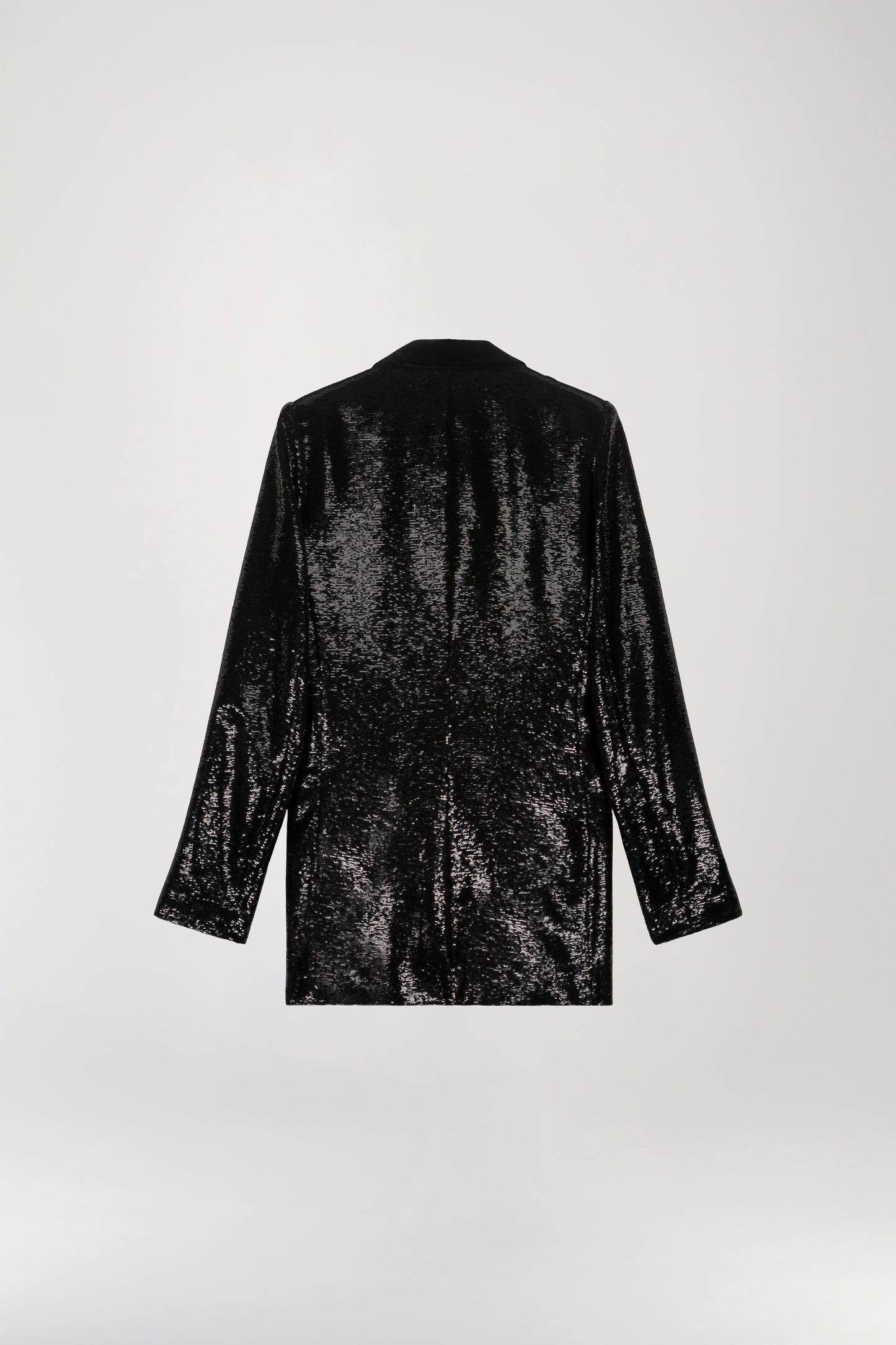 Veste de tailleur à sequins noirs ornée d'un col en velours, de poches passepoilées en velours et d'un boutonnage simple.