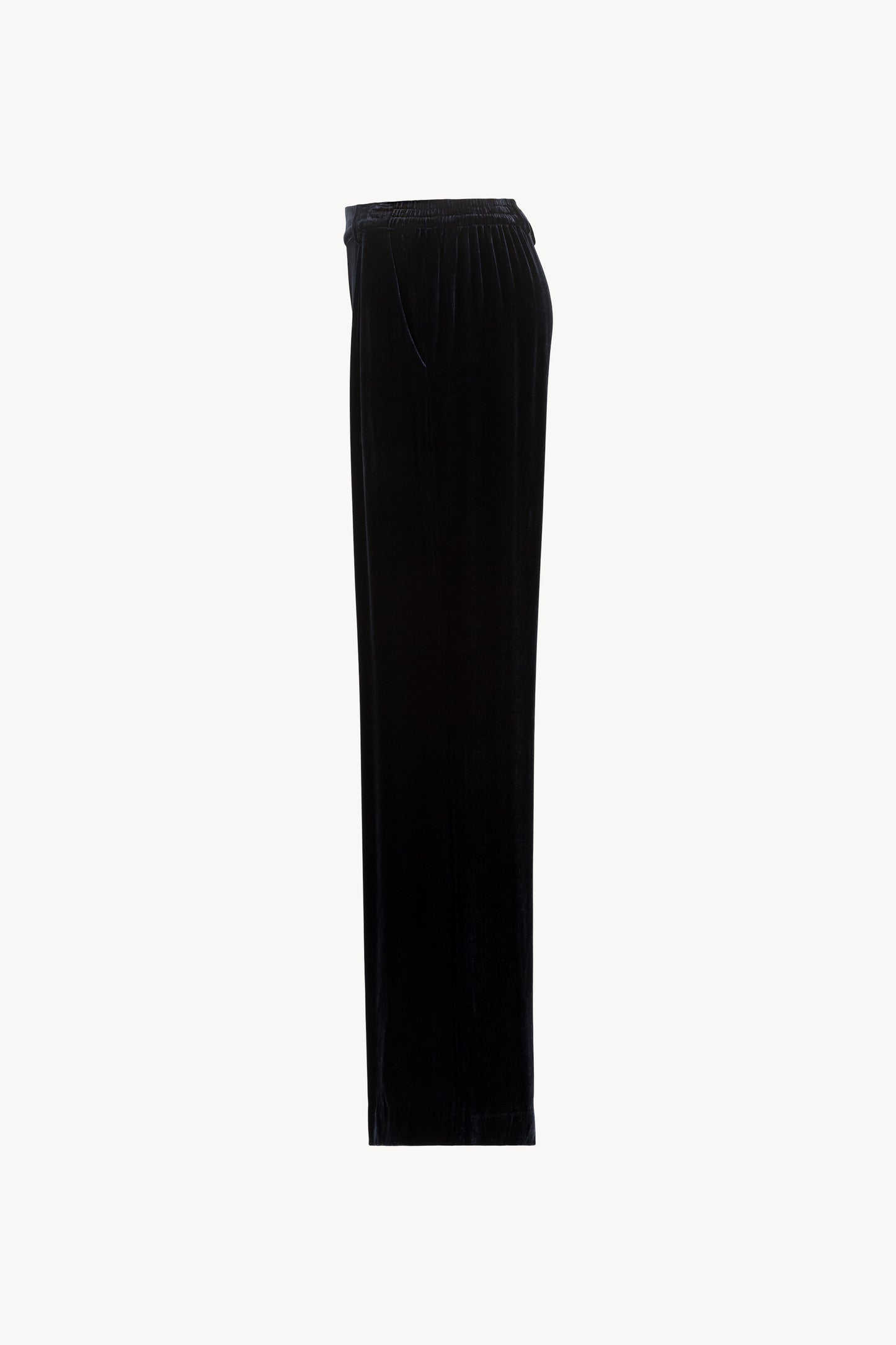 Ce pantalon en velours de soie bleu marine à taille élastique et plis frontaux est la touche sophistiquée.