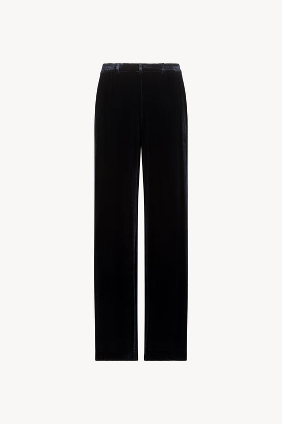 Ce pantalon en velours de soie bleu marine à taille élastique et plis frontaux est la touche sophistiquée.