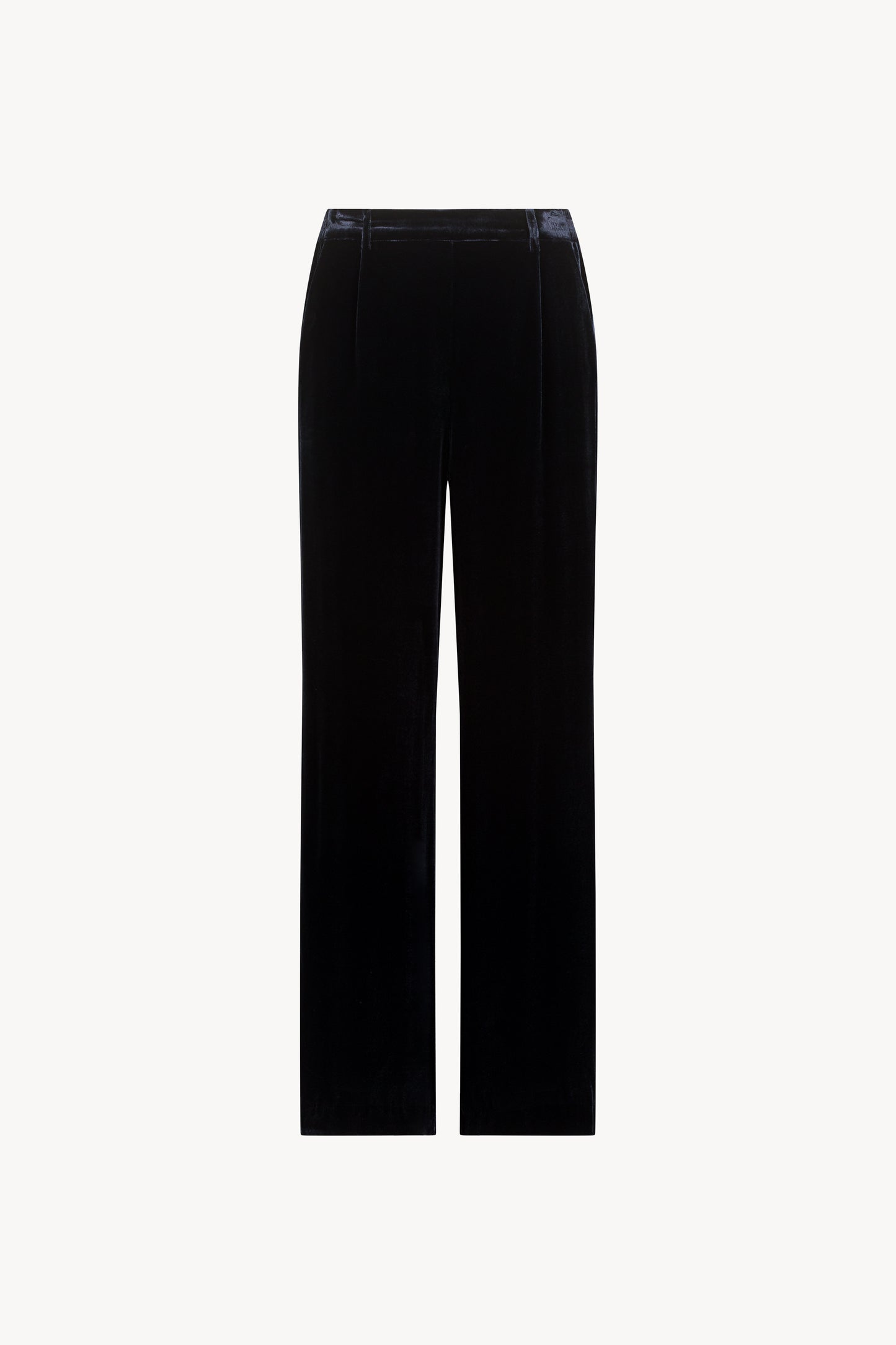Ce pantalon droit en velours de soie bleu marine avec des plis raffinés et une coupe parfaite.