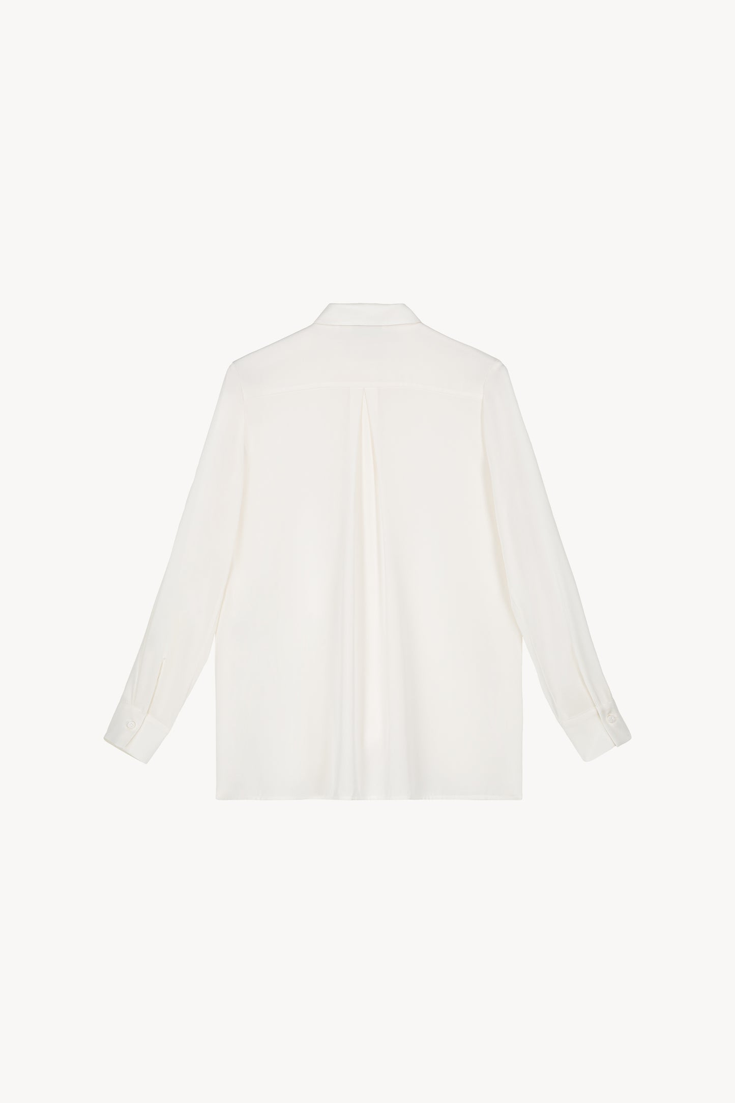 Élégante et raffinée, cette chemise blanc cassé avec broderie