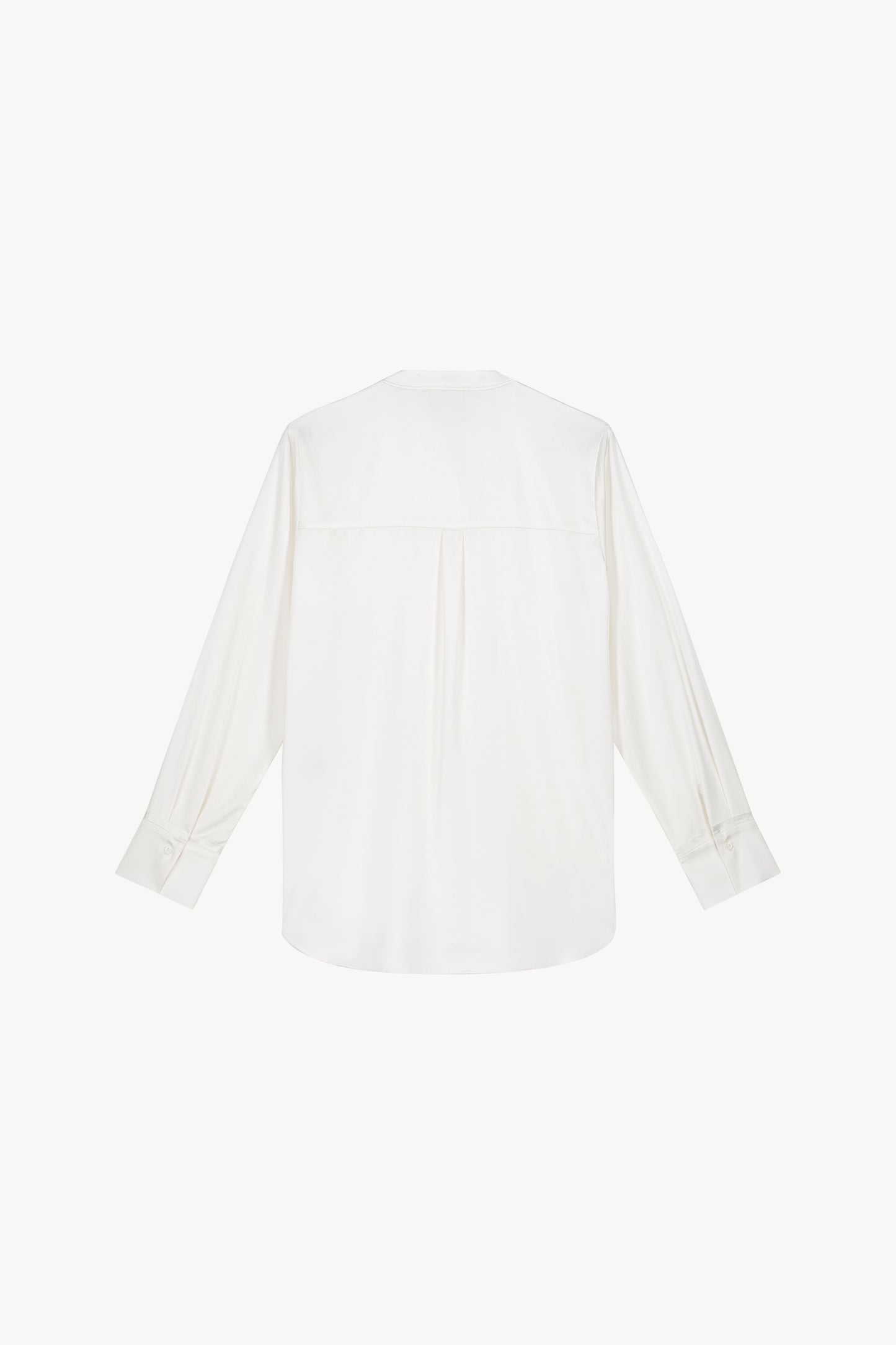 Chemise sans col blanc cassé ornée d'une coupe fluide et soyeuse, d'un col officier, d'une patte de boutonnage cachée et de détails froncés au dos.
