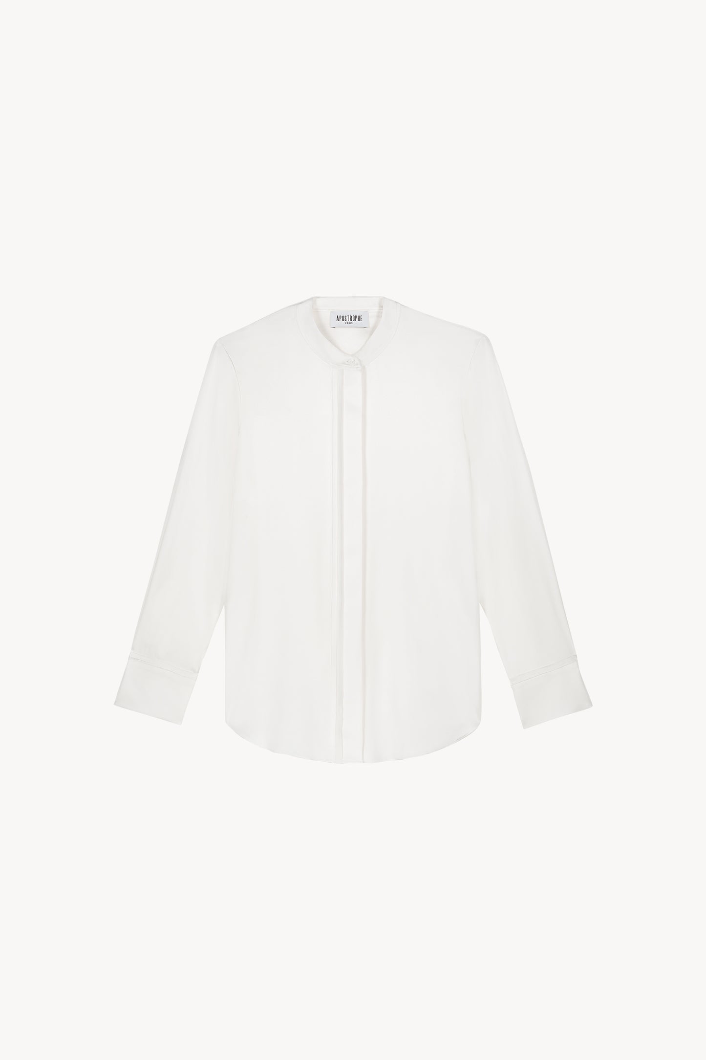 Chemise sans col blanc cassé ornée d'une coupe fluide et soyeuse, d'un col officier, d'une patte de boutonnage cachée et de détails froncés au dos.
