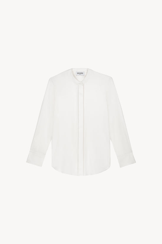 Chemise sans col blanc cassé ornée d'une coupe fluide et soyeuse, d'un col officier, d'une patte de boutonnage cachée et de détails froncés au dos.