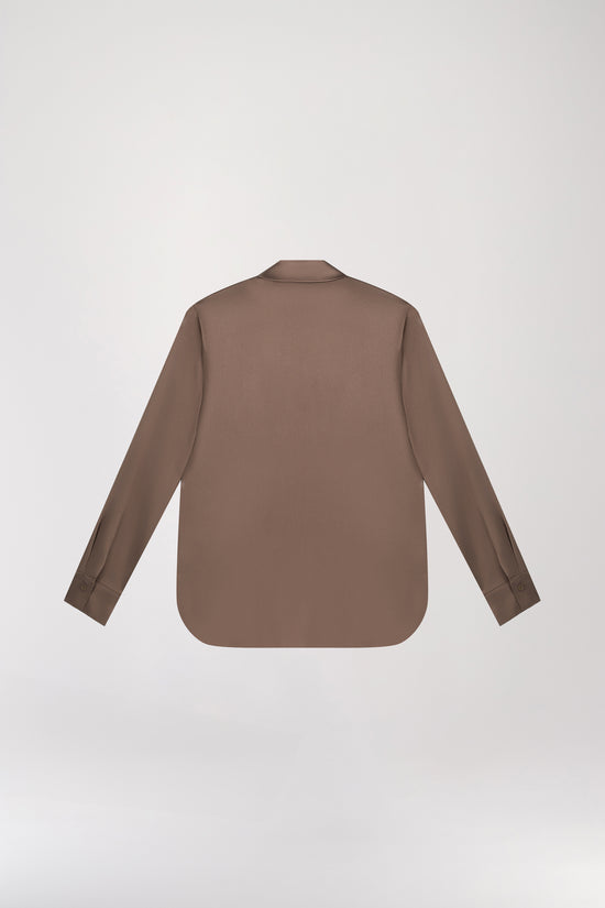 Chemise en soie taupe moyen dotée d'une patte de boutonnage cachée, d'un col chemise et de boutons nacrés aux poignets.