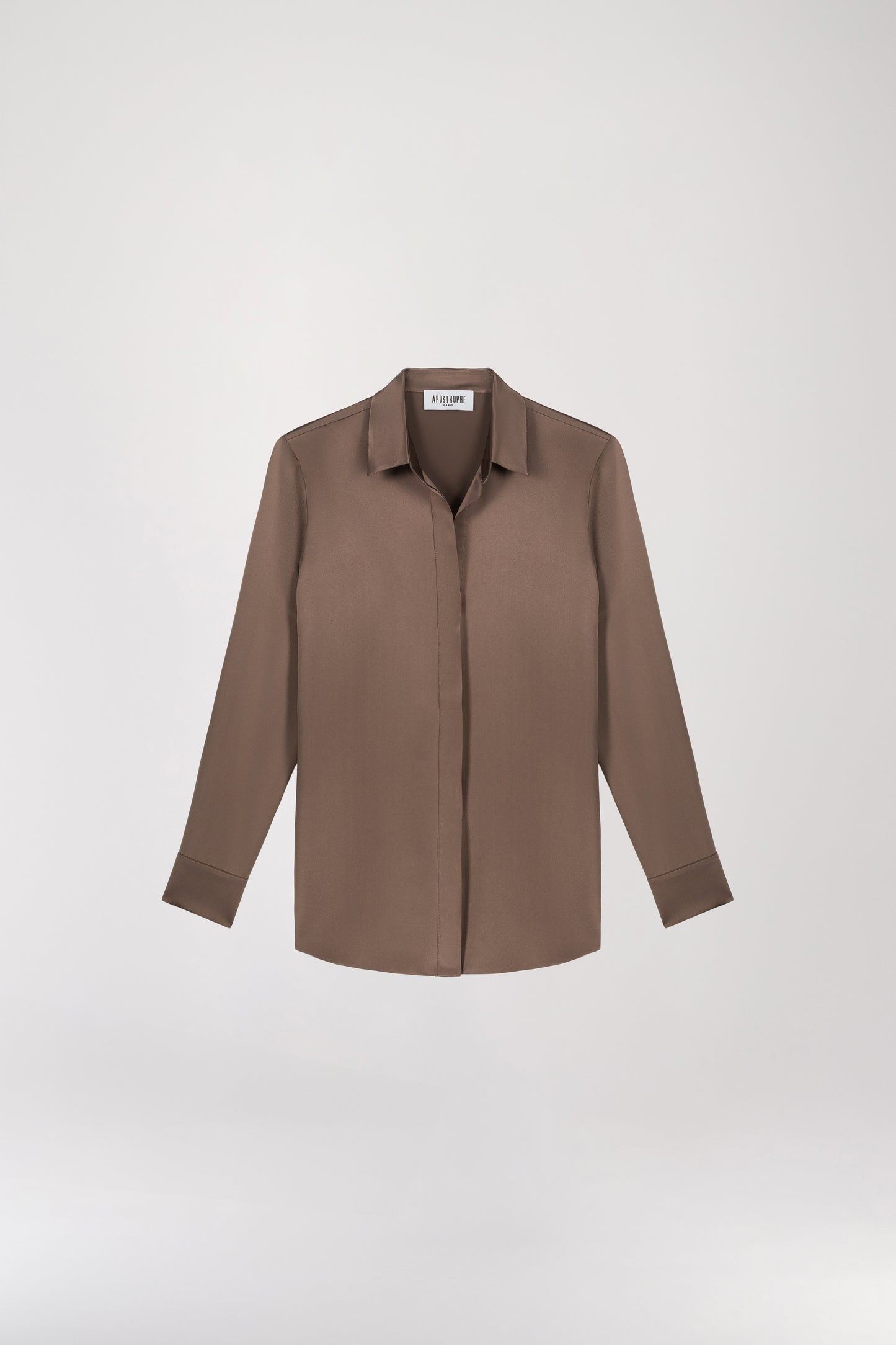 Chemise en soie taupe moyen dotée d'une patte de boutonnage cachée, d'un col chemise et de boutons nacrés aux poignets.