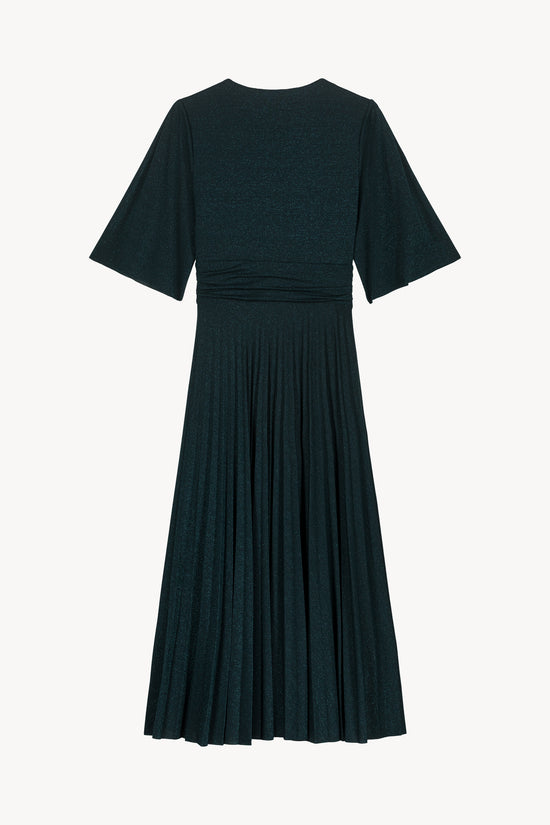 Robe vert moyen, marquée d'une ceinture et de plis délicats, le tout parsemé de paillettes.