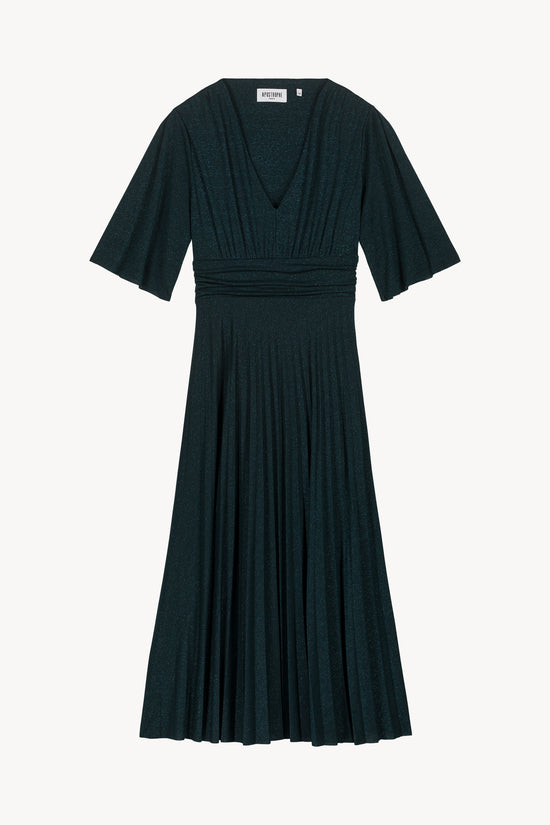 Cette robe vert moyen associe plis délicats, ceinture en tissu et détails pailletés.