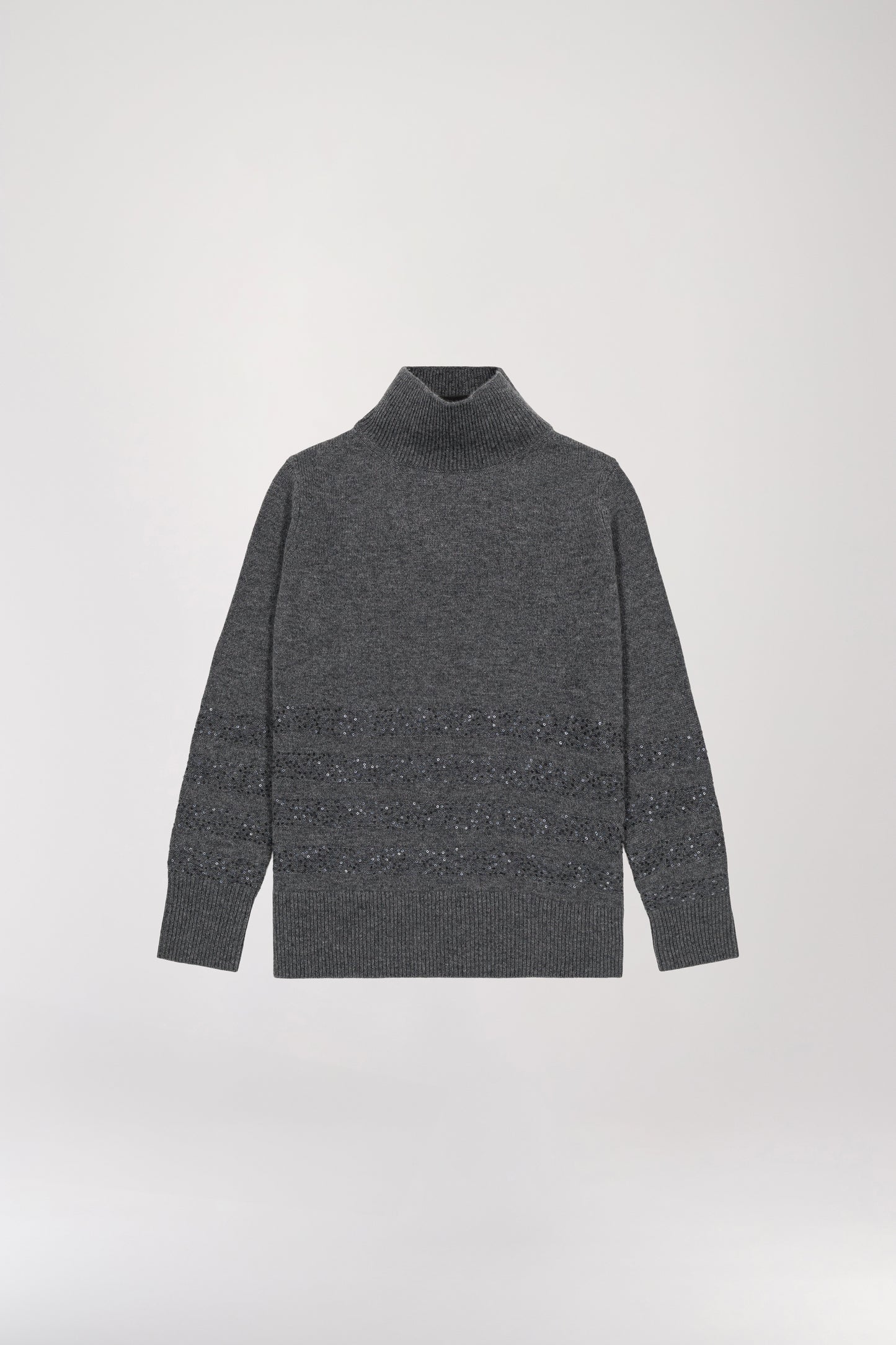 Pull en laine et cachemire gris moyen, orné d'un col montant, de manches longues et de rangées de sequins sur le bas du vêtement.