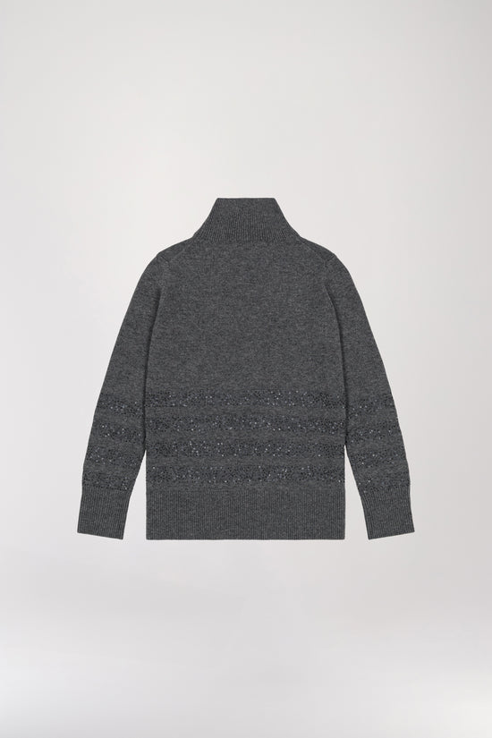 Pull en laine et cachemire gris moyen, orné d'un col montant, de manches longues et de rangées de sequins sur le bas du vêtement.