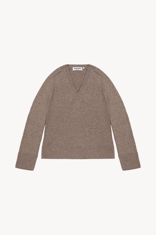 Pull en maille taupe moyen, orné d'un col V, une coupe ajustée et des détails côtelés. 