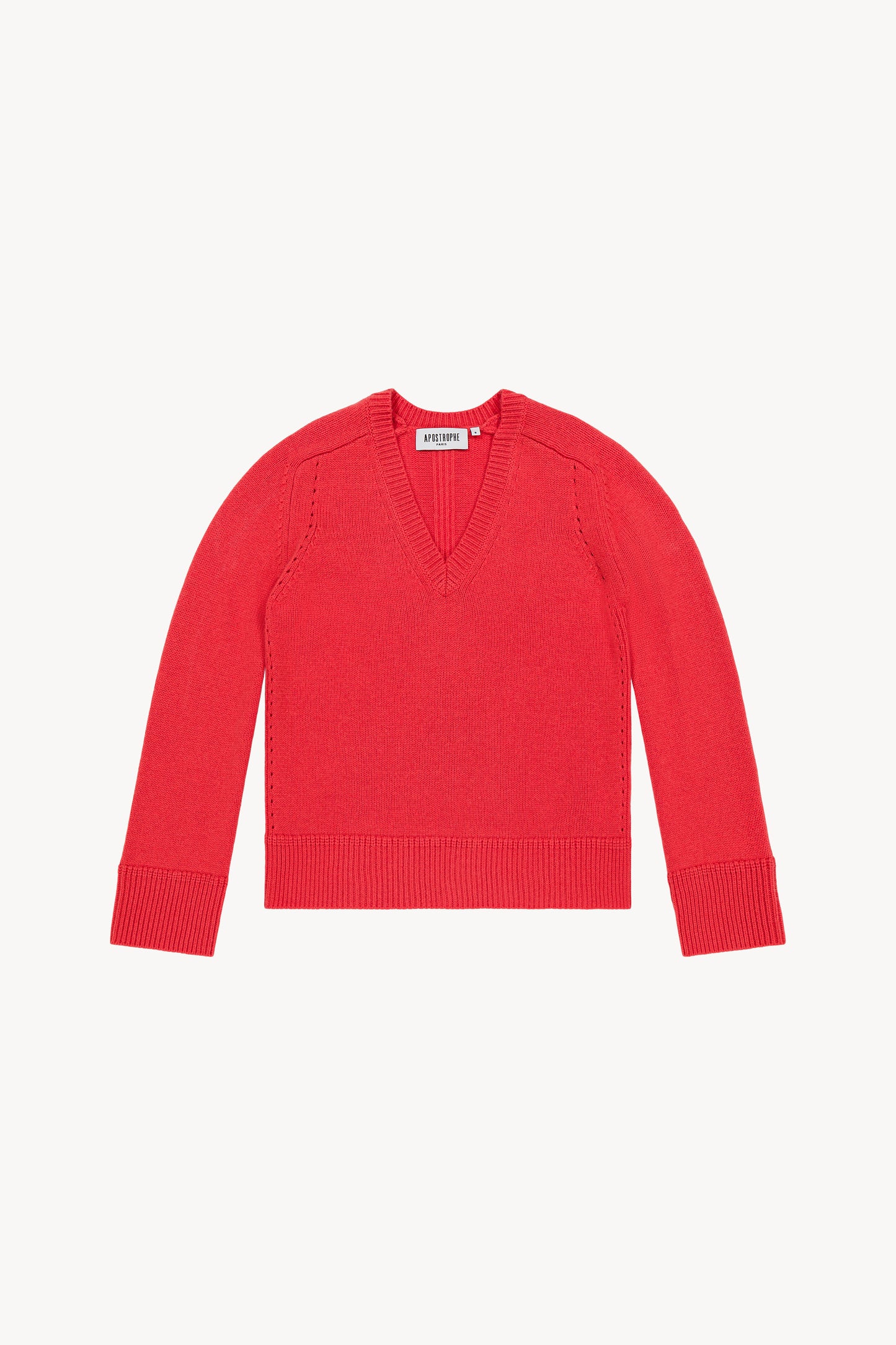 Pull en maille corail, orné d'un col V, une coupe ajustée et des détails côtelés. 