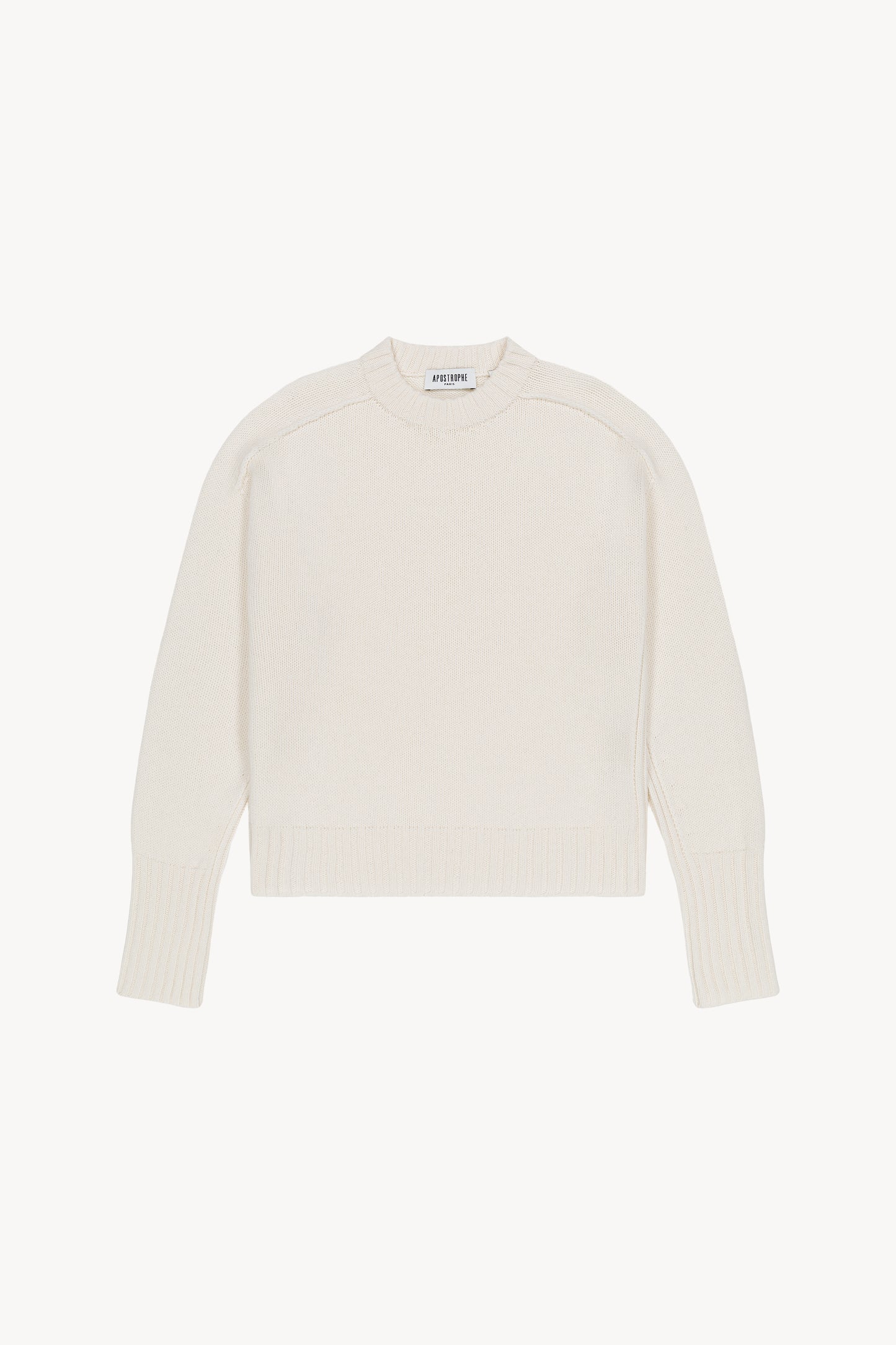 Ce pull blanc cassé en coupe fluide et manches raglan ajoute une touche raffinée grâce à ses finitions côtelées.