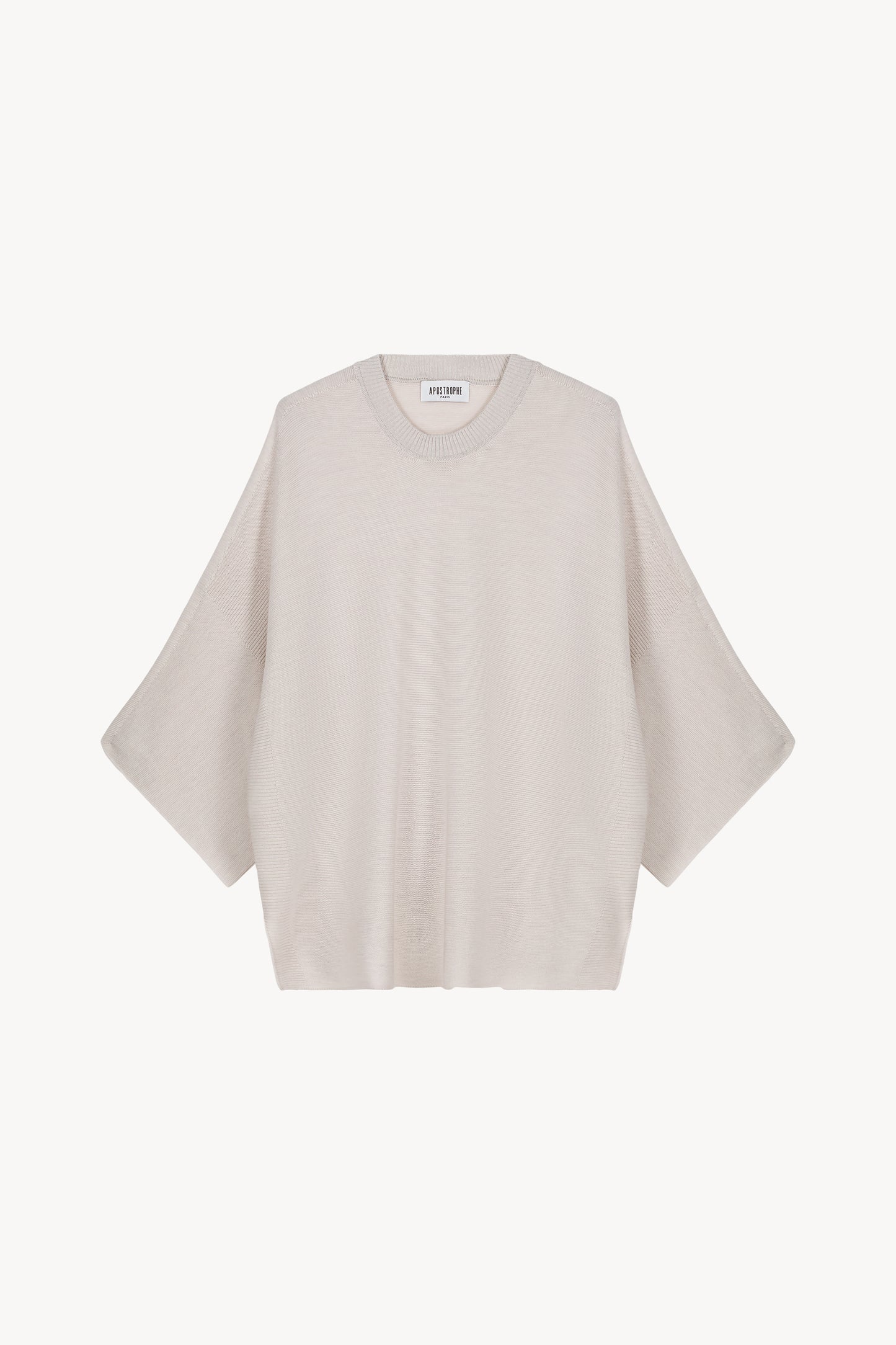 Ce poncho ample en laine dévoile la peau avec légèreté. Son col rond et ses manches 3/4 apportent une élégance  féminine.