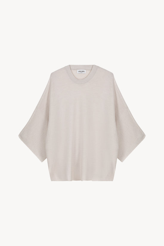 Ce poncho ample en laine dévoile la peau avec légèreté. Son col rond et ses manches 3/4 apportent une élégance  féminine.