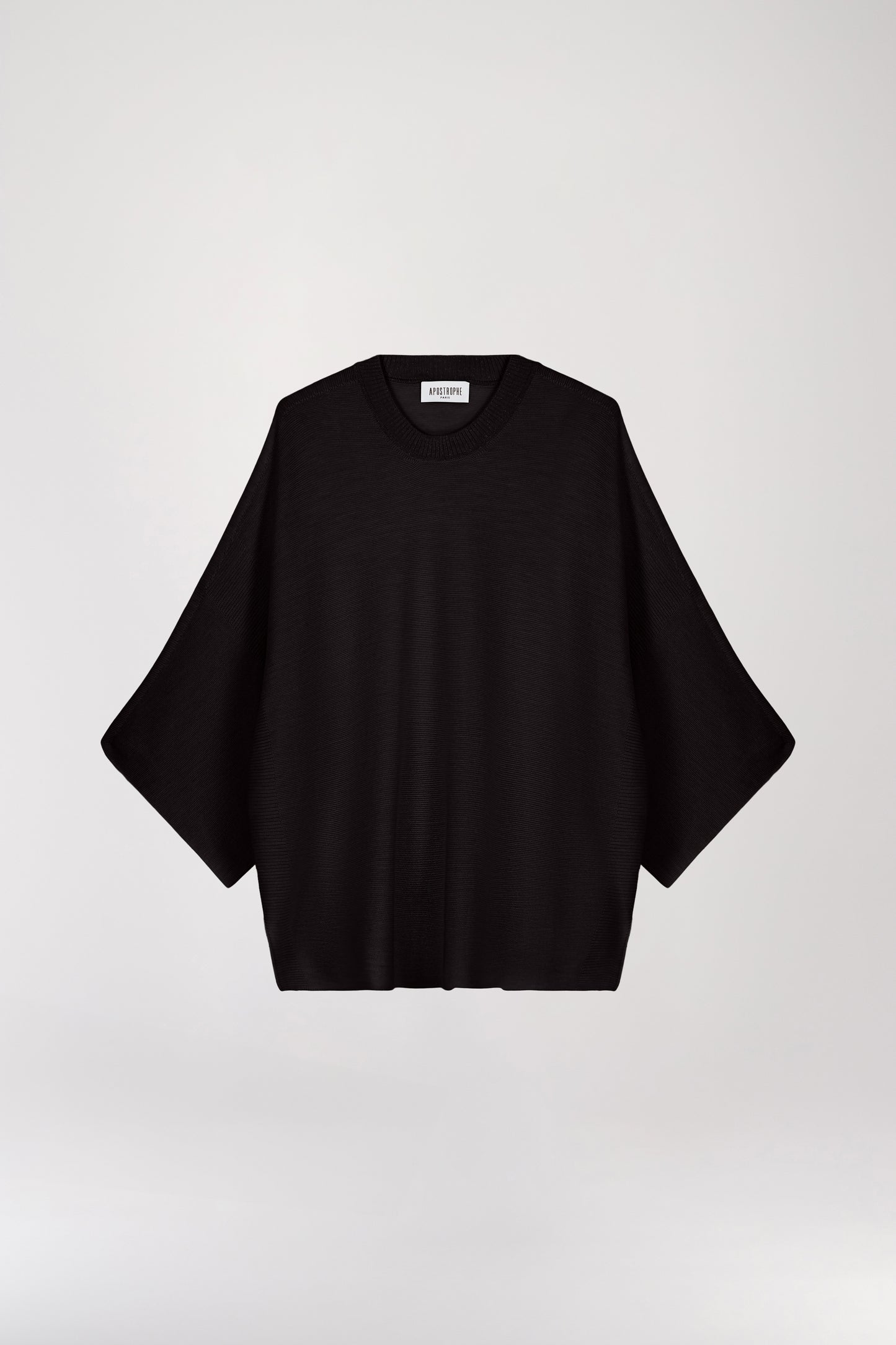 Pull poncho en laine noire, avec une coupe ample oversize, des manches 3/4 et un col rond côtelé.