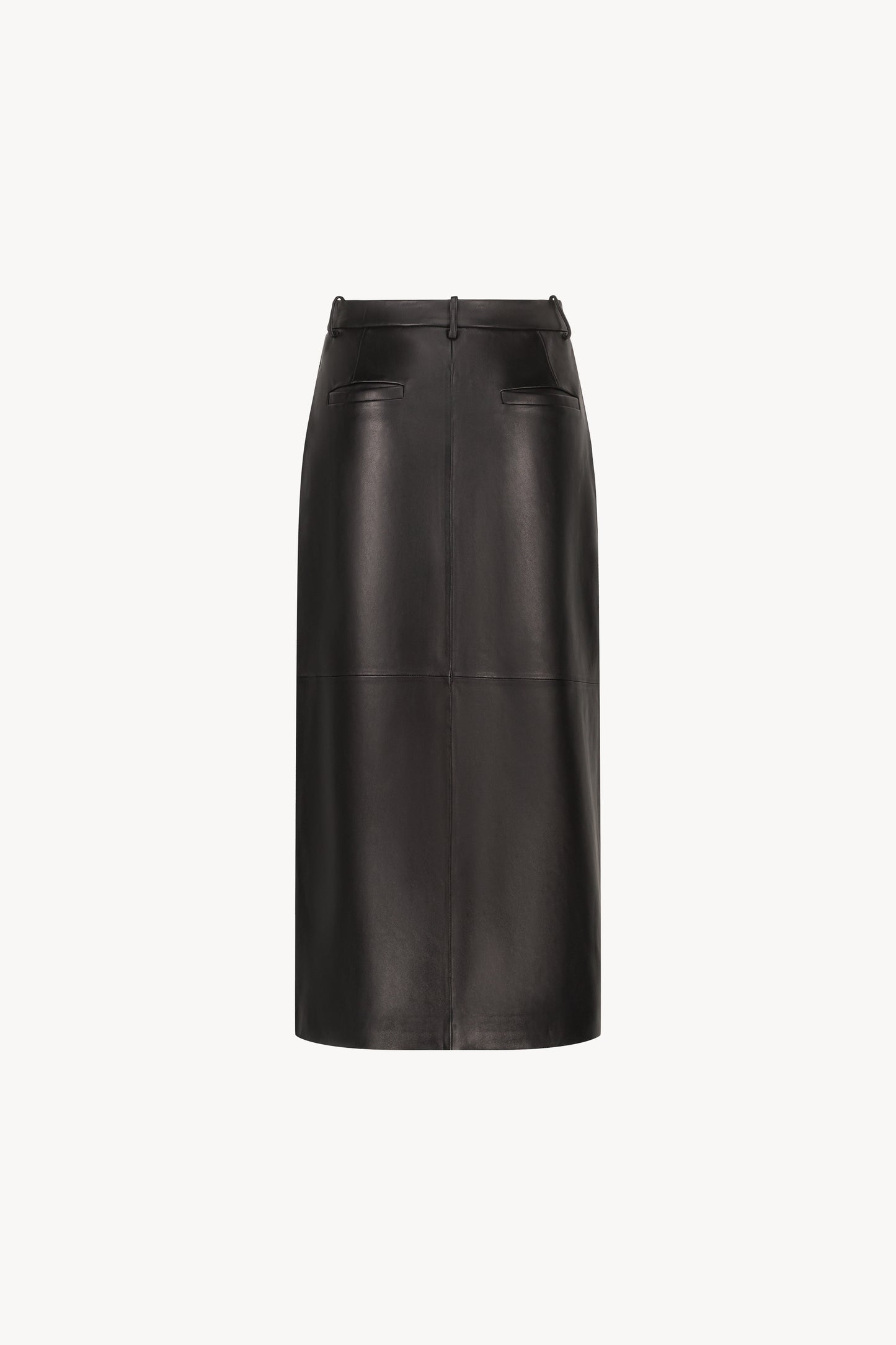 Jupe crayon en cuir noir ornée d'une coupe droite, de poches italiennes latérales et d'une fente avant.