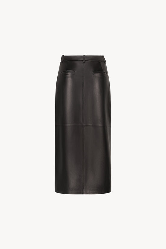 Jupe crayon en cuir noir ornée d'une coupe droite, de poches italiennes latérales et d'une fente avant.