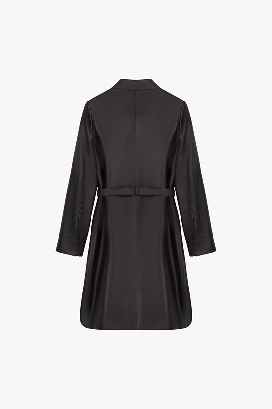 Manteau en cuir orné de col chemise, fentes latérales, manches longues et deux poches.