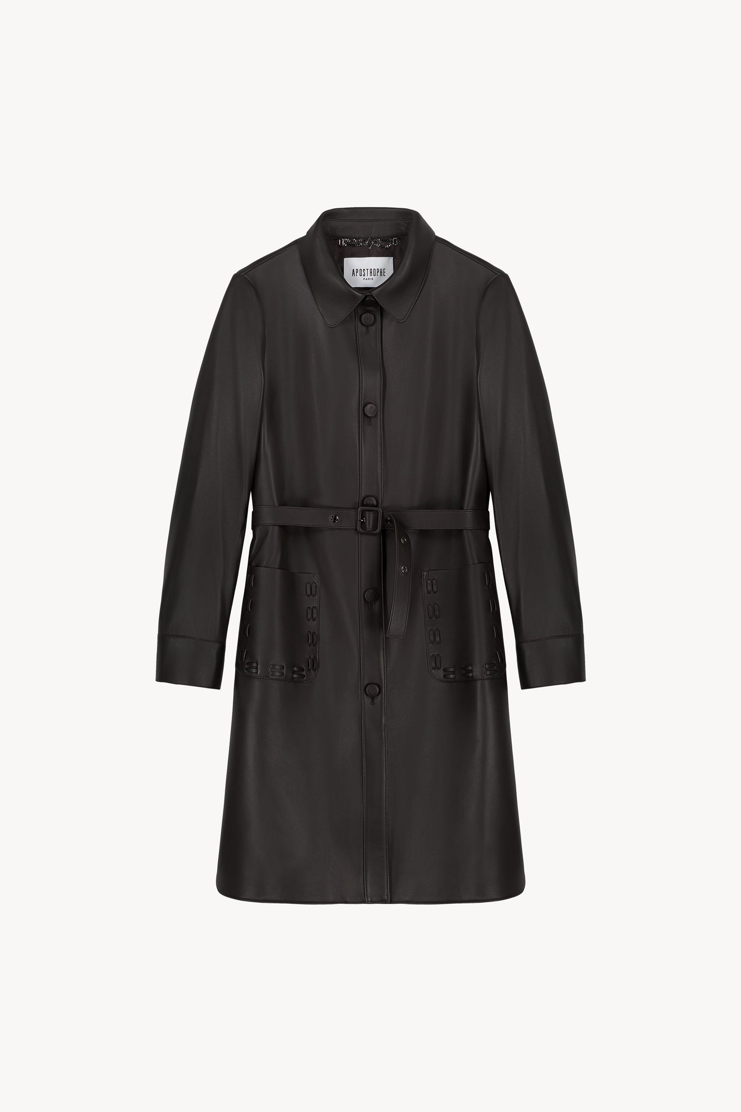 Le manteau en cuir orné de col chemise, fentes latérales, manches longues et deux poches.