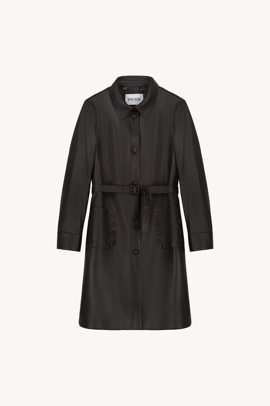 Le manteau en cuir orné de col chemise, fentes latérales, manches longues et deux poches.