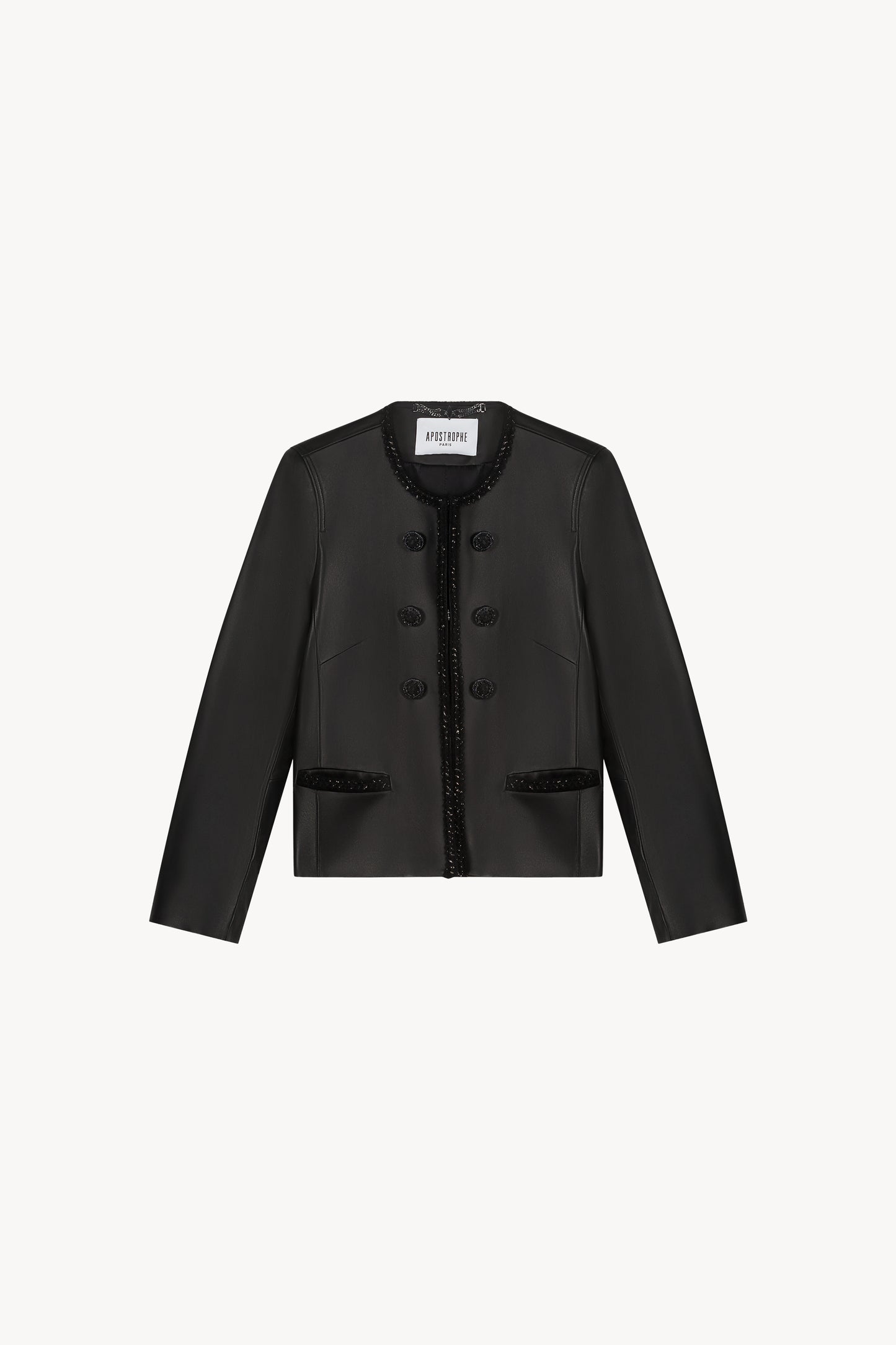 Veste en cuir tressé noir présentant une coupe courte moderne, ornée de détails tressés sur le col rond, de poches passepoilées tressées.