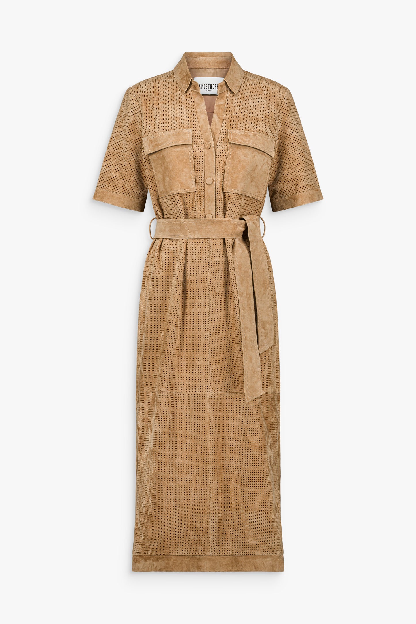 Robe longue beige en daim perforé avec col chemise et ceinture à nouer.
