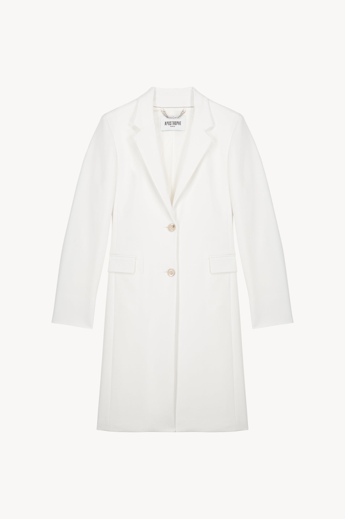 Manteau mi-mollet en blanc, avec ses trois boutons et sa coupe élégante