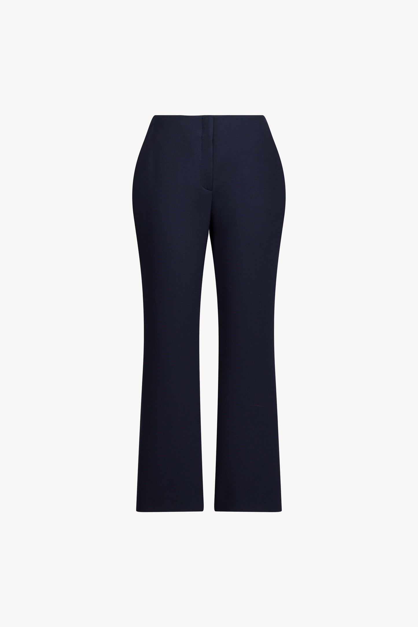 Pantalon droit marine à coupe nette, avec poches italiennes et passepoils arrière.
