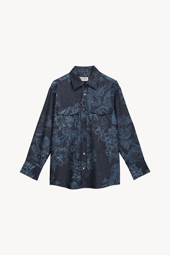 Un imprimé floral délicat sur un denim doux avec des poches plaquées et des surpiqûres.