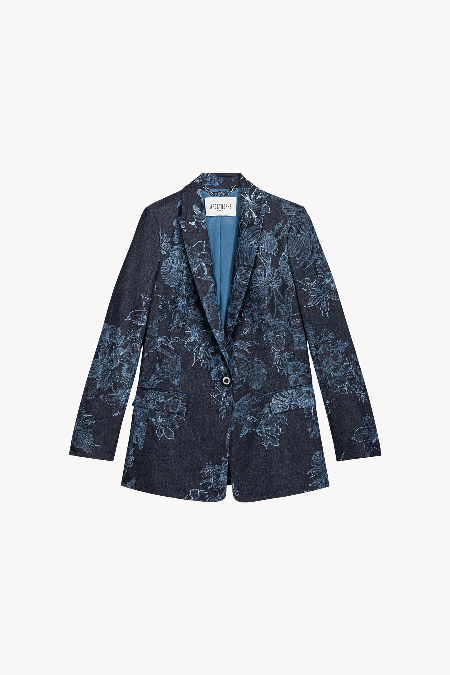 Un essentiel revisité, cette veste en denim bleu se distingue par ses motifs floraux délicats et sa coupe ajustée qui sublime la silhouette. 