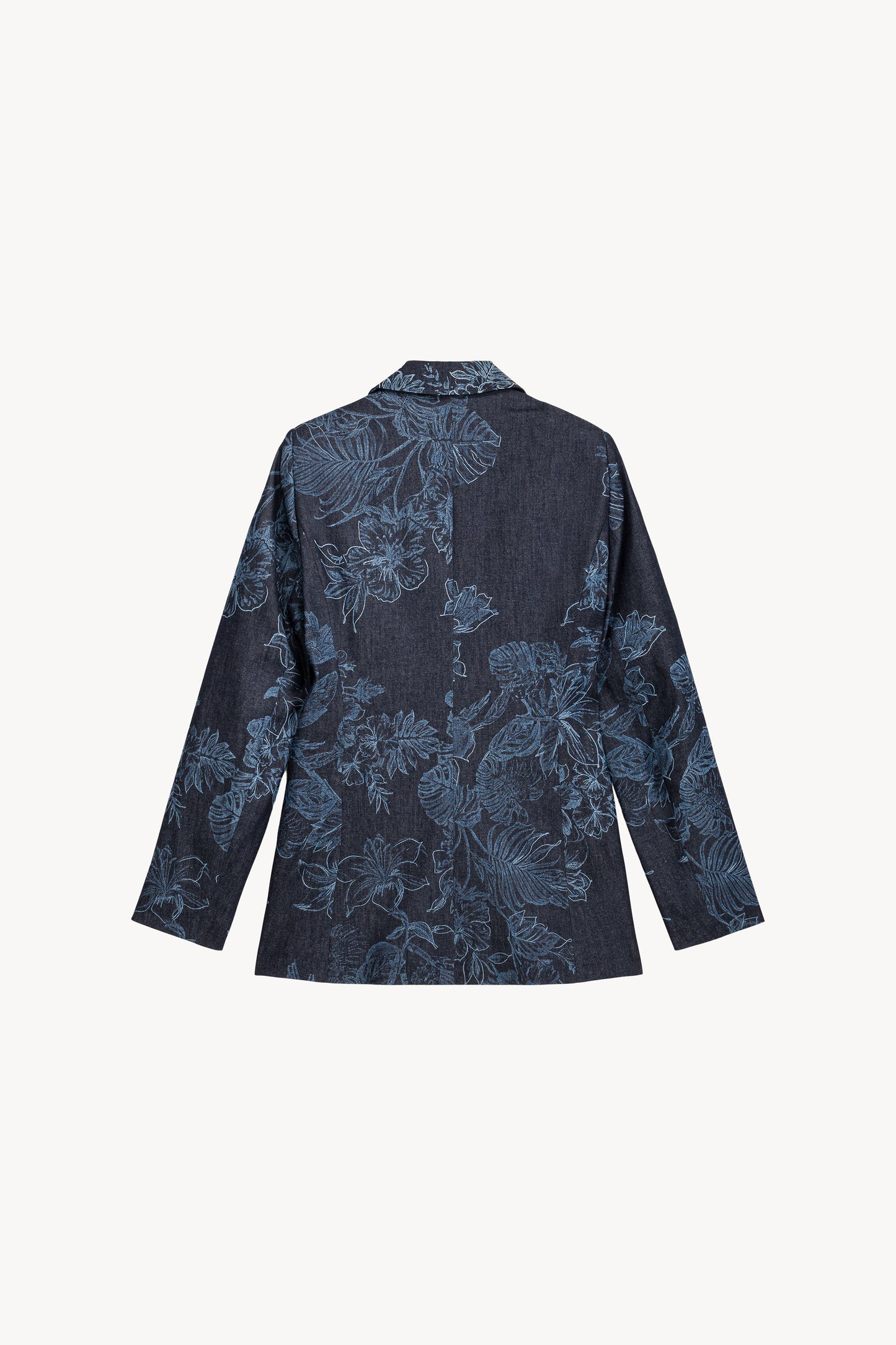 Veste en denim à motifs floraux allie modernité et féminité grâce a sa matière souple et ses finitions soignées