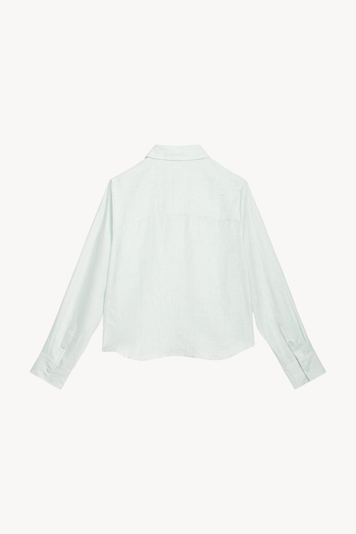 Cette chemise en lin vert d'eau. Les rayures fines et les boutons en nacre lui confèrent un style moderne