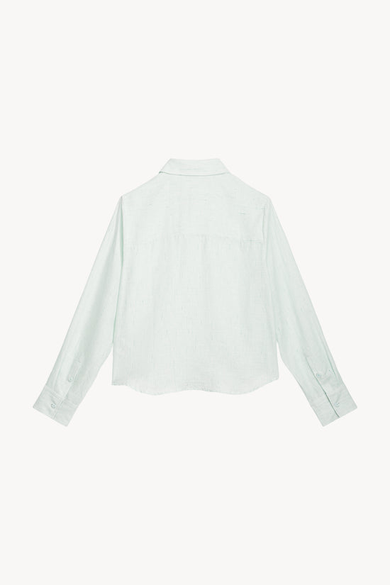 Cette chemise en lin vert d'eau. Les rayures fines et les boutons en nacre lui confèrent un style moderne